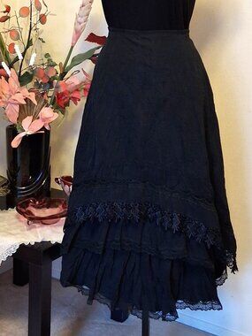 New Unique Lace Design High Quality Black Ruffle Tiered Lined Midi Skirt 12
